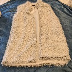 🆕 Love Token faux fur vest. Small.